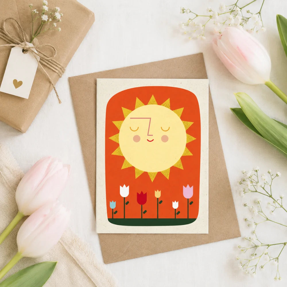 Retro Sonnengruß Postkarte mit großer Sonne, Tulpen und Geschenkband