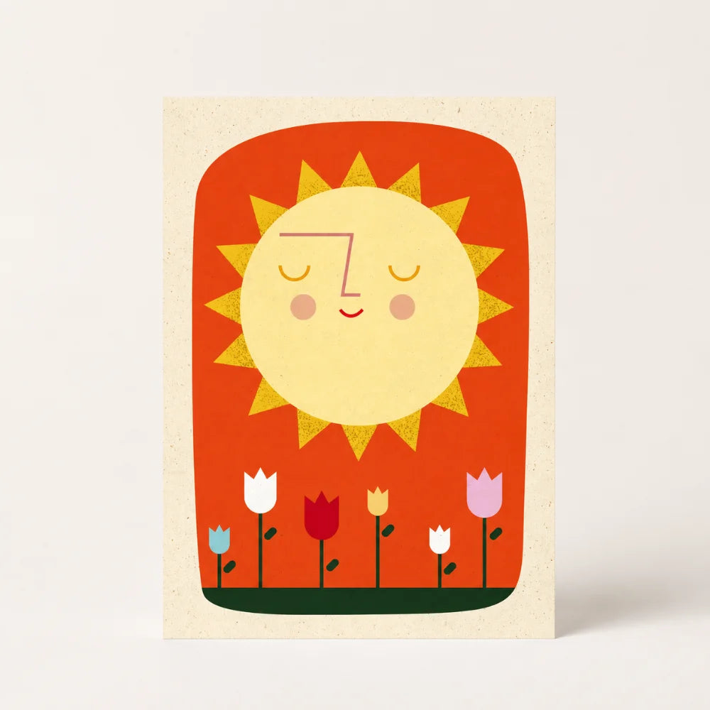 Sonnengruß Postkarte A6 mit lächelnder Sonne und bunten Tulpen auf hellem Hintergrund