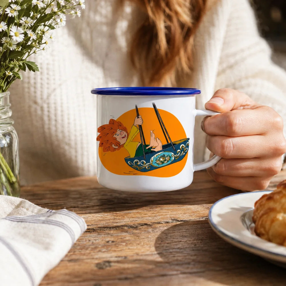 Pumuckl Emaille-Tasse Schiffschaukel beim Frühstück auf rustikalem Holztisch