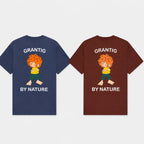 Pumuckl Herren T-Shirt „Grantig by Nature“ in Blau und Dunkelrot – Rückansicht beider Farben