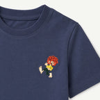 Detailansicht des Pumuckl-Sticks auf blauem Kinder-T-Shirt