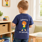 Pumuckl Kinder-T-Shirt blau mit „Grantig by Nature“ Rückenprint an einem Kind