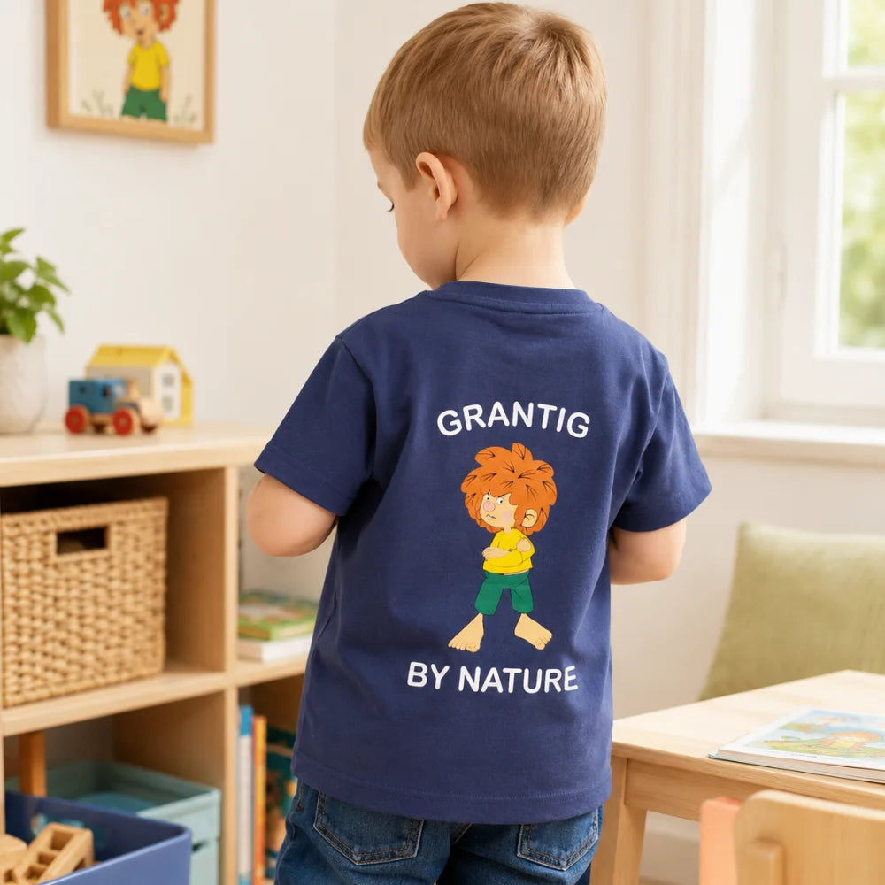 Pumuckl Kinder-T-Shirt blau mit „Grantig by Nature“ Rückenprint an einem Kind