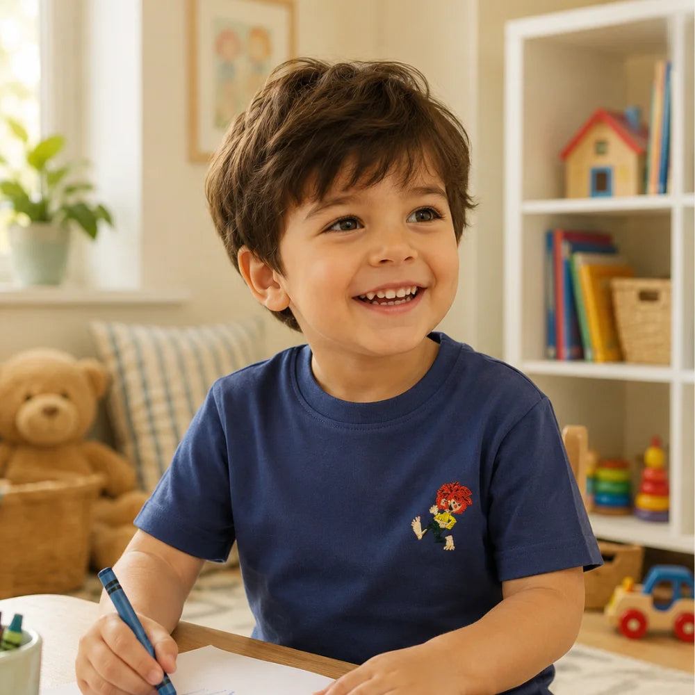 Kind trägt blaues Pumuckl Kinder-T-Shirt mit kleinem Pumuckl-Stick auf der Brust