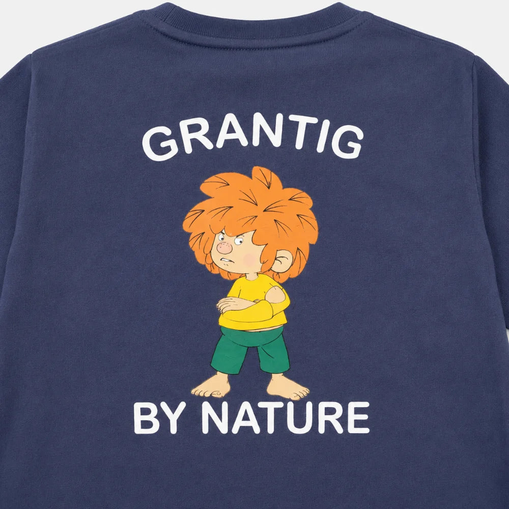 Detailansicht des „Grantig by Nature“ Pumuckl Rückenprints auf blauem Kinder-T-Shirt