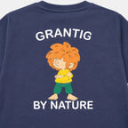 Detailansicht des „Grantig by Nature“ Pumuckl Rückenprints auf blauem Kinder-T-Shirt