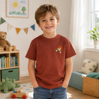 Kind im roten Pumuckl Kinder-T-Shirt – Geschenkidee für kleine Pumuckl-Fans