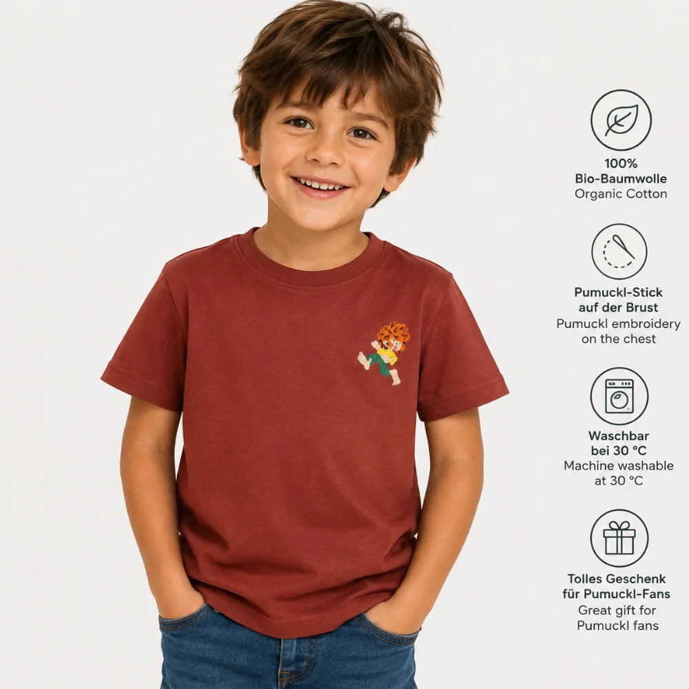 Kind trägt rotes Pumuckl Kinder-T-Shirt mit kleinem Pumuckl-Stick auf der Brust