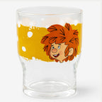 Detailaufnahme des gelben Trinkglases mit Pumuckl