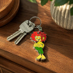 Pumuckl Schlüsselanhänger aus Emaille mit Schlüsselbund auf Holzoberfläche