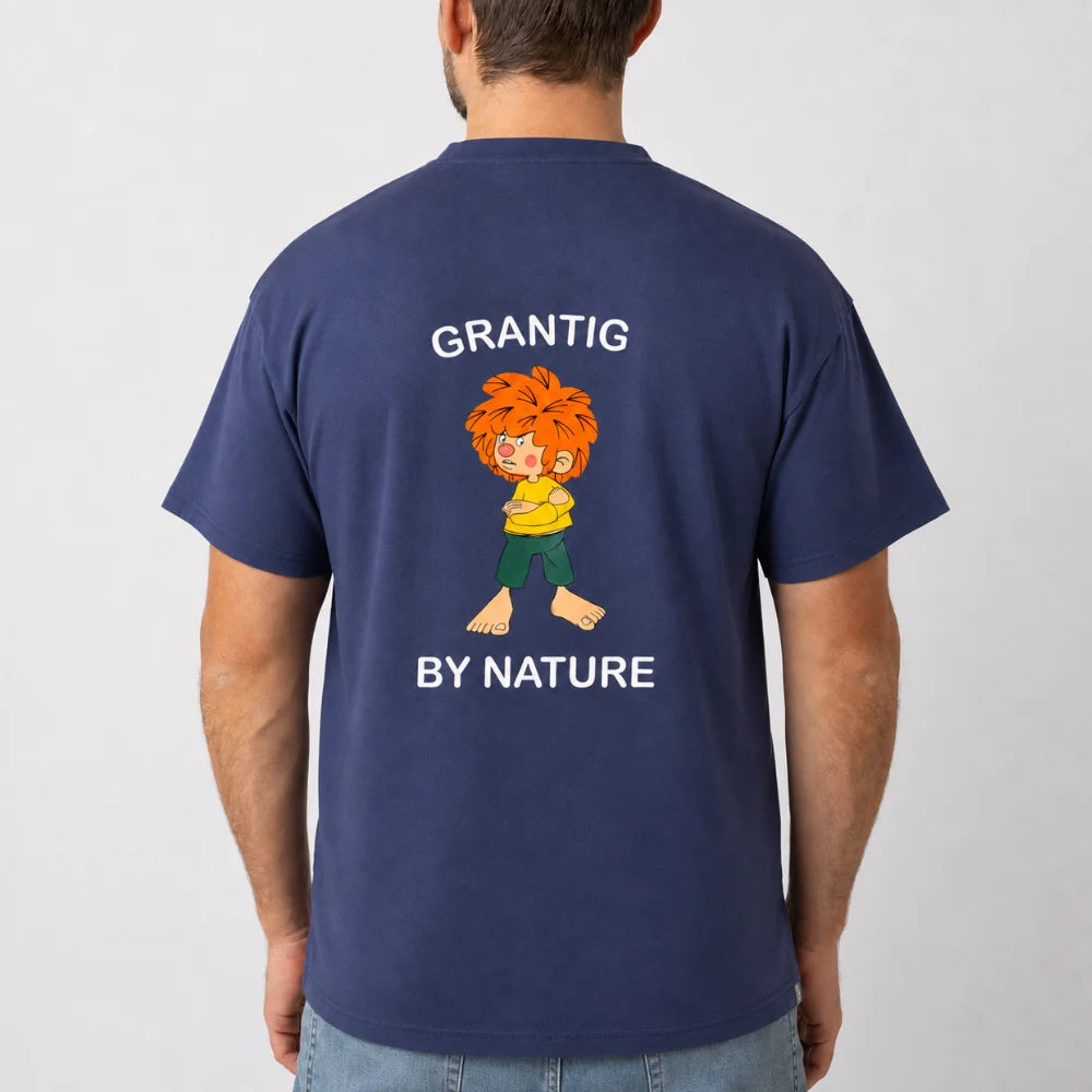 Mann trägt graublaues Pumuckl Herren T-Shirt mit „Grantig by Nature“-Rückenprint