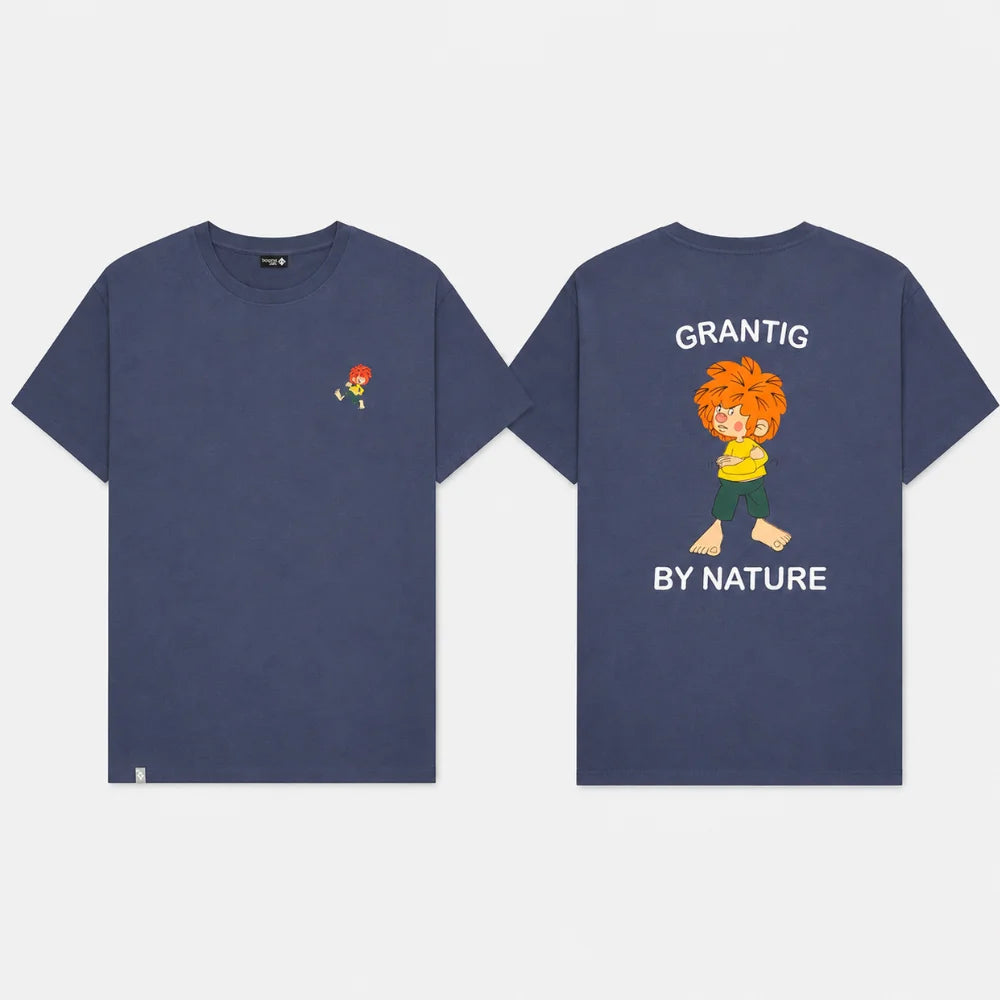 Pumuckl Herren T-Shirt Graublau – Vorder- und Rückansicht mit Pumuckl-Stick und „Grantig by Nature“-Print