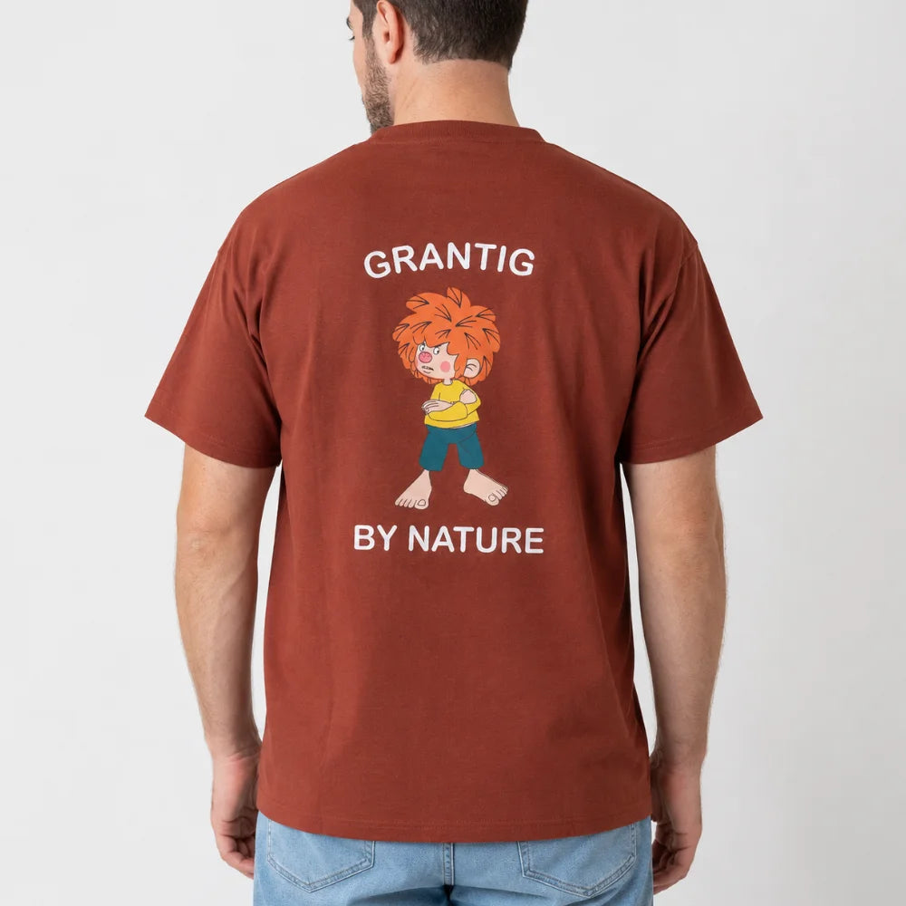 Mann trägt dunkelrotes Pumuckl Herren T-Shirt mit „Grantig by Nature“-Rückenprint