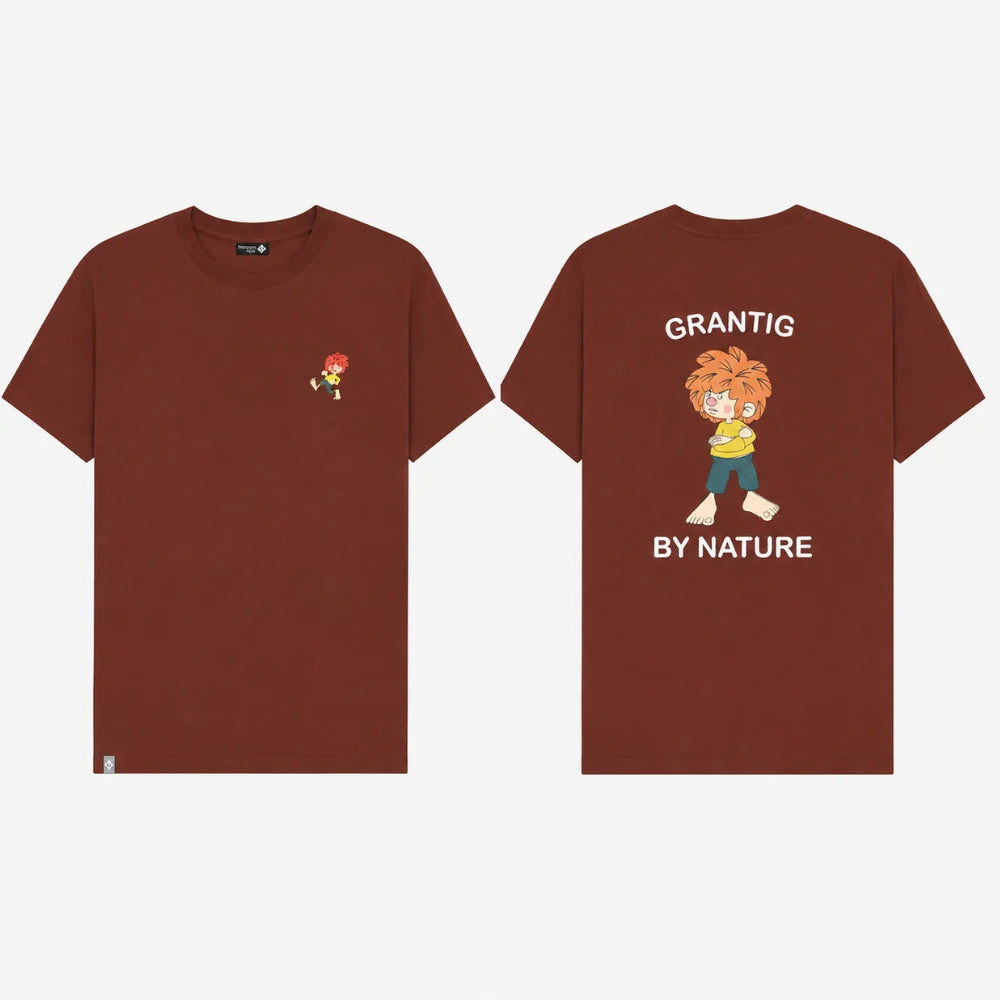 Pumuckl Herren T-Shirt Dunkelrot – Vorder- und Rückansicht mit Pumuckl-Stick und „Grantig by Nature“-Print