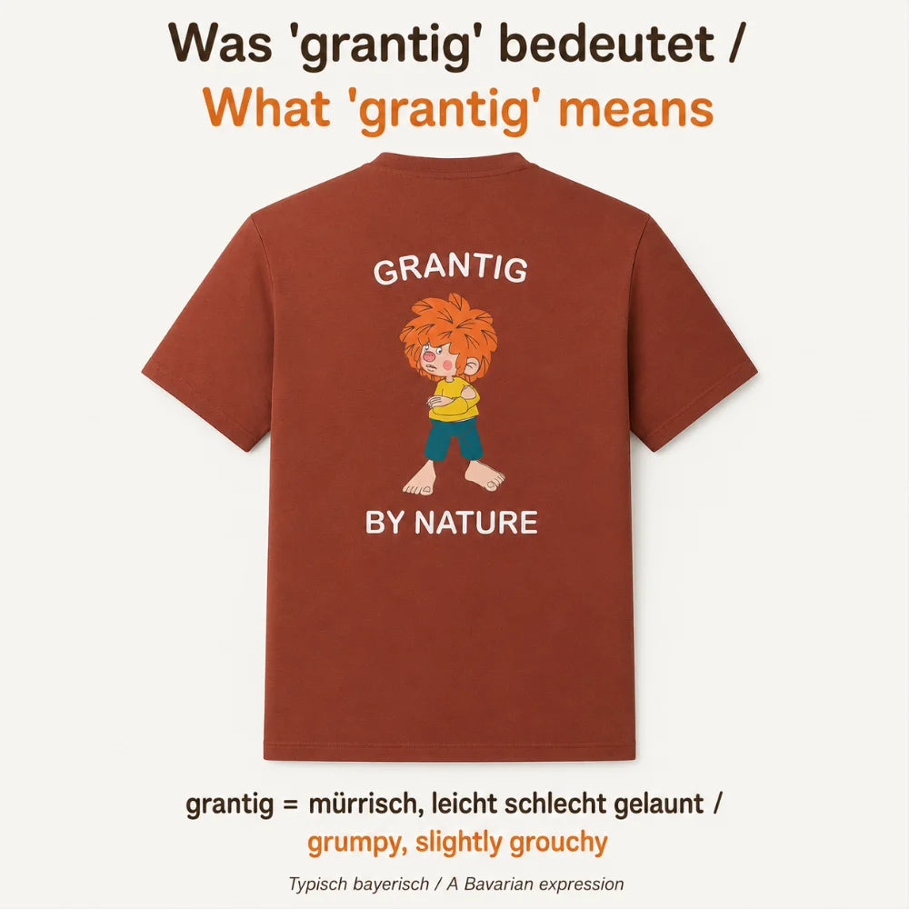 Pumuckl Herren T-Shirt „Grantig by Nature“ mit zweisprachiger Erklärung des bayerischen Wortes „grantig“