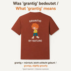 Pumuckl Herren T-Shirt „Grantig by Nature“ mit zweisprachiger Erklärung des bayerischen Wortes „grantig“