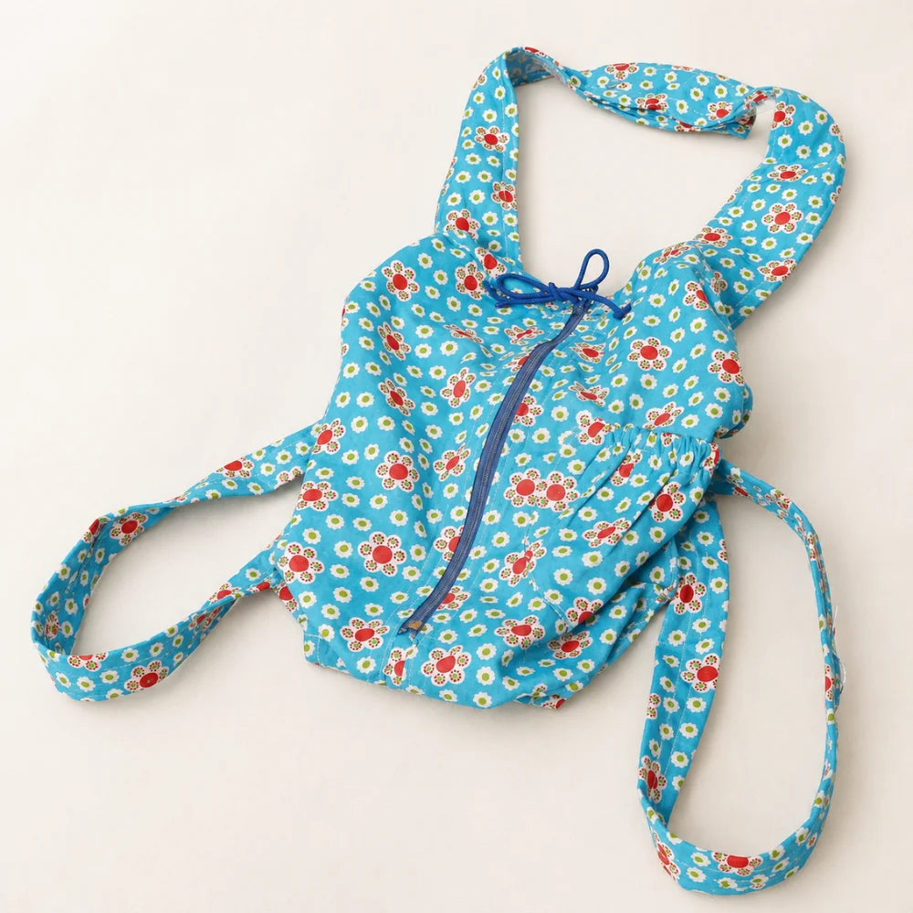 Blauer Puppentragesack mit Blumenmuster, Reißverschluss und Trägern Hauptbild