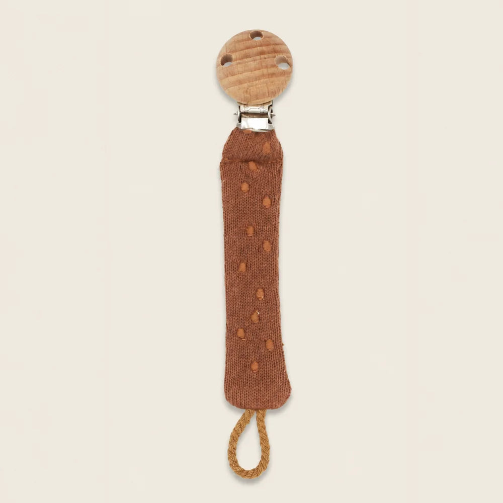 Schnullerkette Sugar aus Bio-Baumwolle mit rundem Holzclip und braunem Strickband