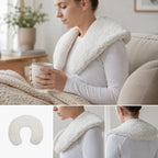 Frau trägt den weichen EFIE Schulterwärmer und genießt eine ruhige Auszeit mit einer warmen Tasse.