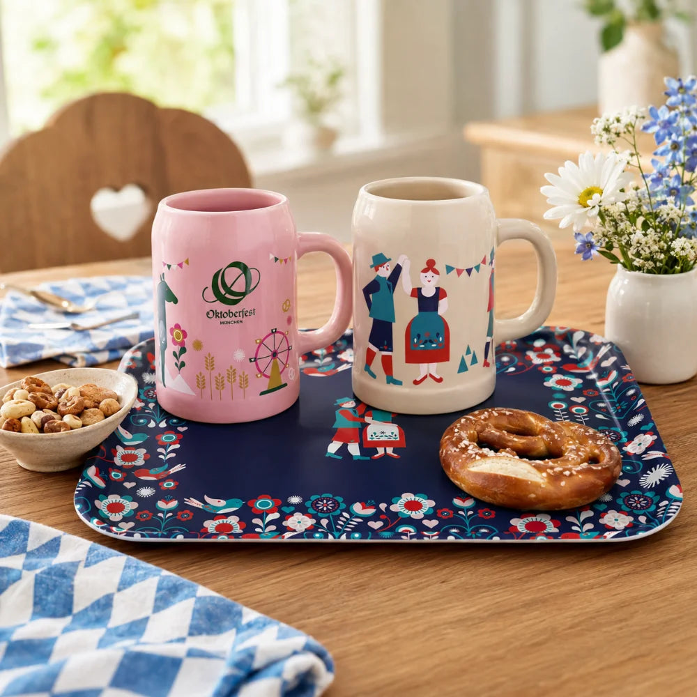 Oktoberfest-Tablett „Tanzendes Paar“ mit rosa und grauem Bierkrug, Breze und blau-weißer Dekoration