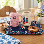Oktoberfest-Tablett „Tanzendes Paar“ mit rosa und grauem Bierkrug, Breze und blau-weißer Dekoration
