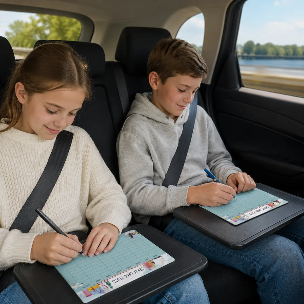 Zwei Kinder spielen auf der Rückbank im Auto Stadt Land Fluss mit eigenen DIN-A5-Spielblöcken.