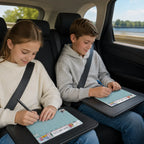 Zwei Kinder spielen auf der Rückbank im Auto Stadt Land Fluss mit eigenen DIN-A5-Spielblöcken.