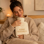 Frau freut sich über die EFIE Wärmflasche „Komm kuscheln“ als liebevolles Geschenk für gemütliche Stunden.