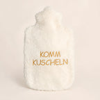 EFIE Wärmflasche „Komm kuscheln“ mit weichem Bio-Baumwollbezug und goldfarbener Stickerei auf hellem Hintergrund.