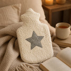 Kuschelige EFIE Wärmflasche mit Filzstern in einer gemütlichen Leseecke mit Decke, Buch und Tee.