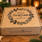 Hochwertige Weihnachts-Geschenkbox aus naturbraunem Karton mit schwarzem Weihnachtskranz und The German Gift Shop Logo. Individuell befüllbare Geschenkverpackung für Weihnachten.