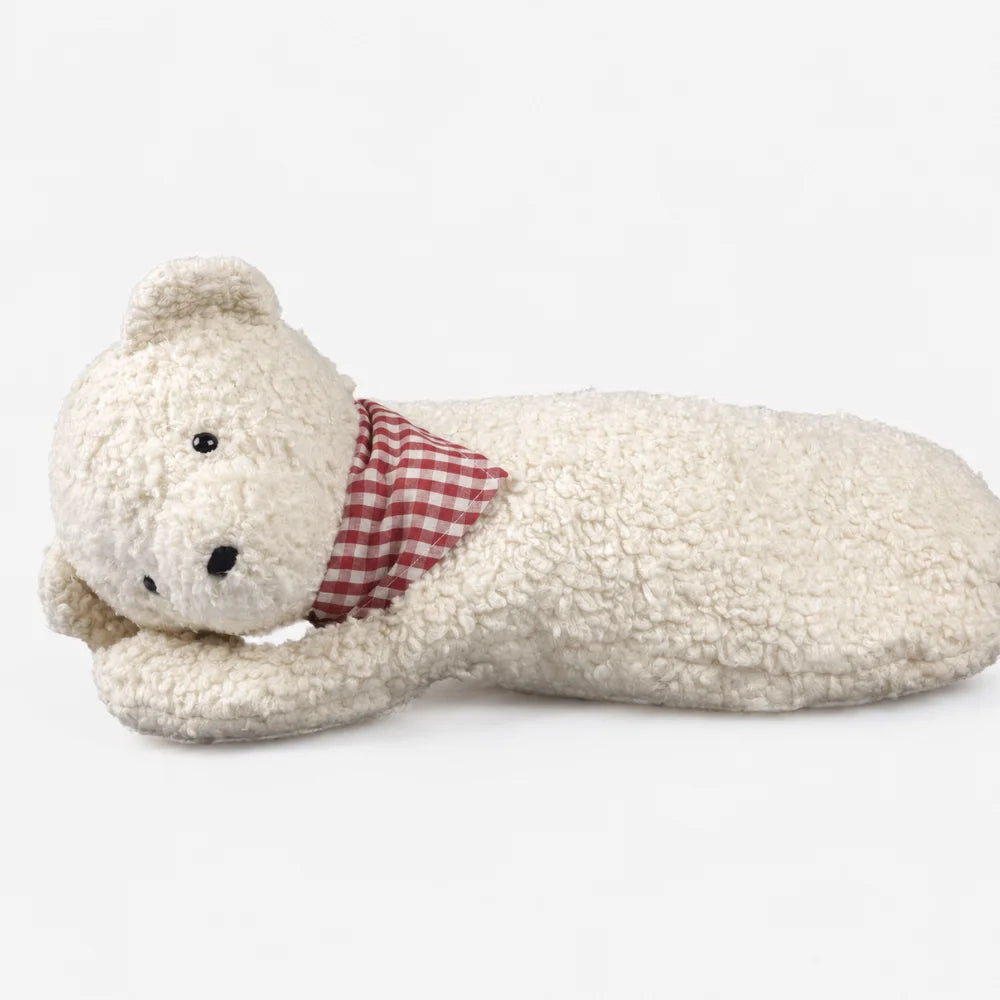 EFIE Zirbenkissen Teddy mit Halstuch aus Bio-Baumwolle auf hellem Hintergrund