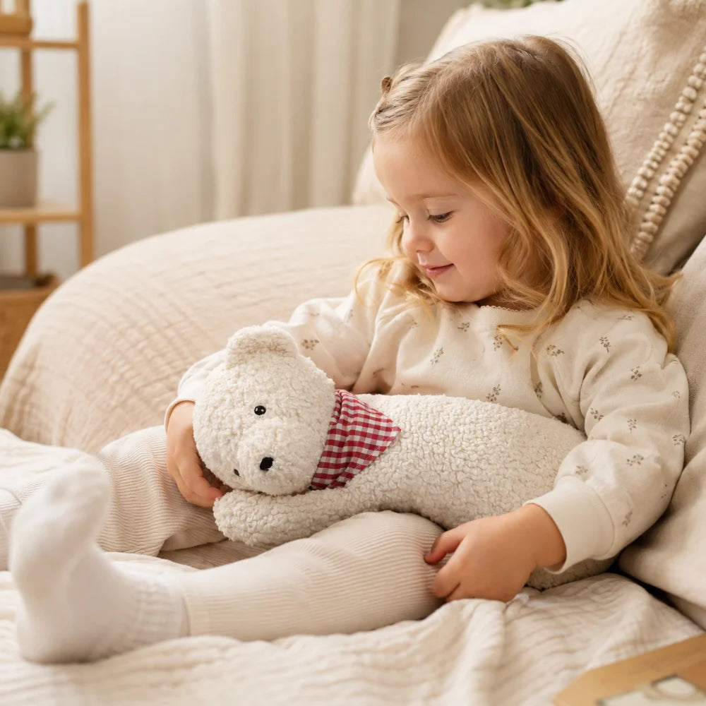 Kind kuschelt mit EFIE Zirbenkissen Teddy mit Sicherheitsaugen und Halstuch