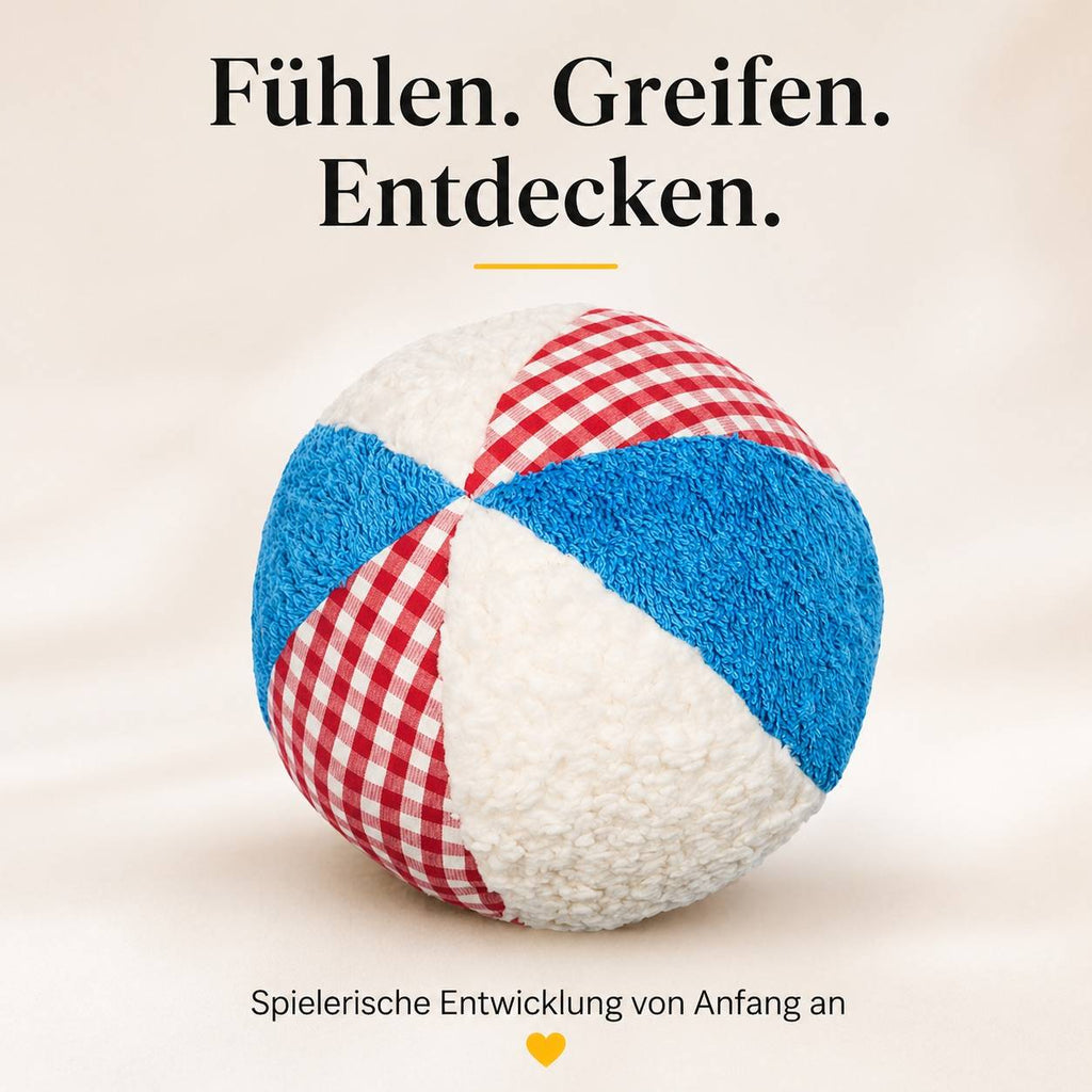Nahaufnahme eines Baby Rasselballs mit verschiedenen Stoffstrukturen wie Frottee, Plüsch und kariertem Baumwollstoff für Sensorik