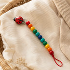 Bunte Schnullerkette aus Holz als Geschenkidee zur Geburt