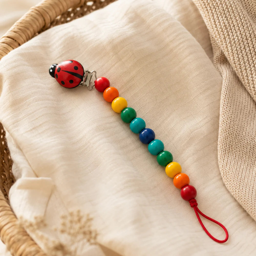 Bunte Schnullerkette aus Holz als Geschenkidee zur Geburt