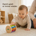 Authentischer Familienmoment mit Baby und nic Rasselrolle aus Buchenholz während des Spielens zuhause