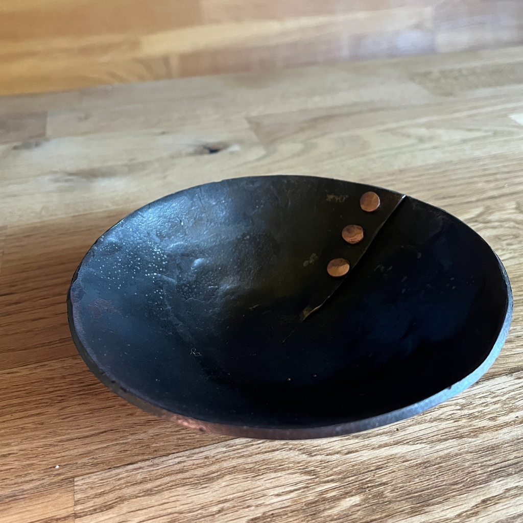 Handgeschmiedete Deko-Schale mit Kupfer- oder Messing Nieten (Durchmesser ca. 14-15 cm)