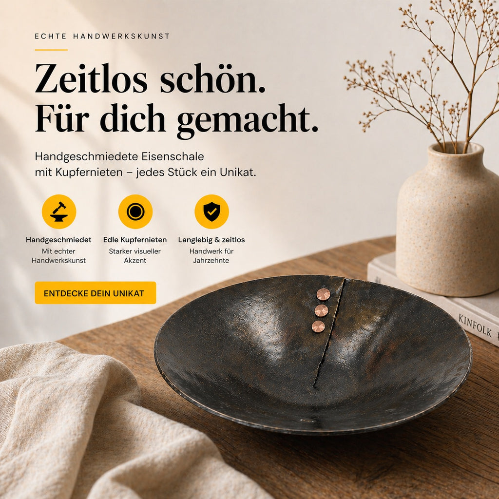 Handgeschmiedete Eisenschale mit sichtbarer Bruchkante und Kupfernieten als dekoratives Unikat auf hellem Hintergrund