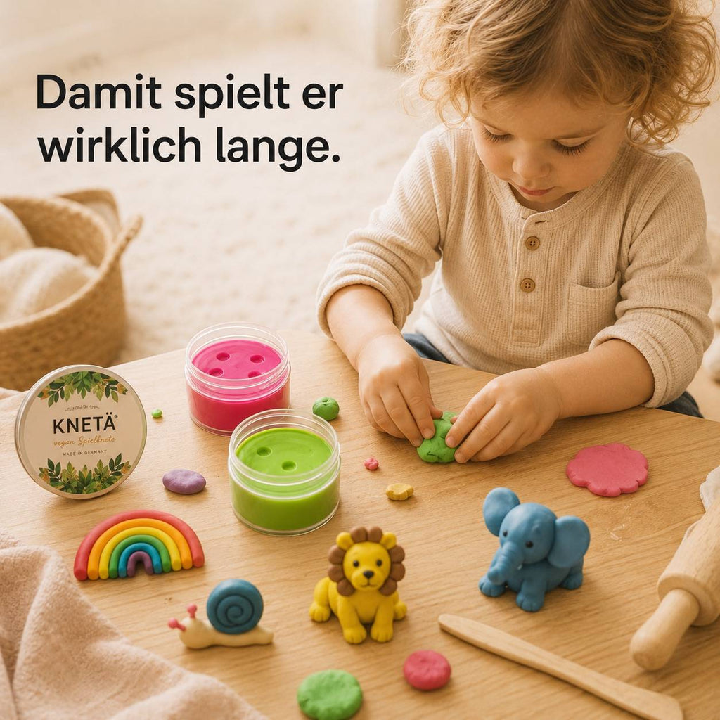Authentischer Familienmoment mit Kind und KNETÄ Knetmasse während kreativem Spielen zuhause