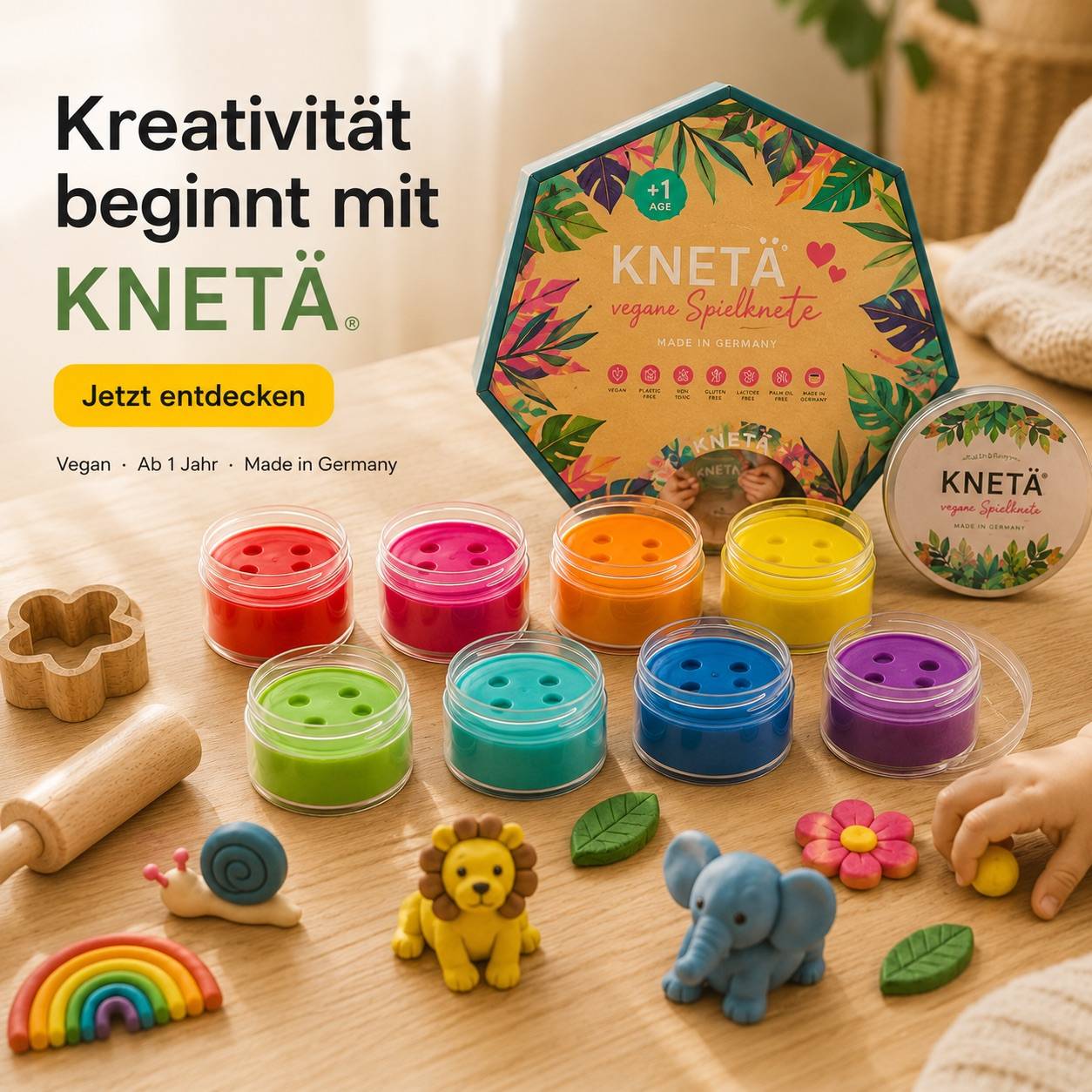 Authentischer Familienmoment mit Kind und KNETÄ Knetmasse während kreativem Spielen zuhause