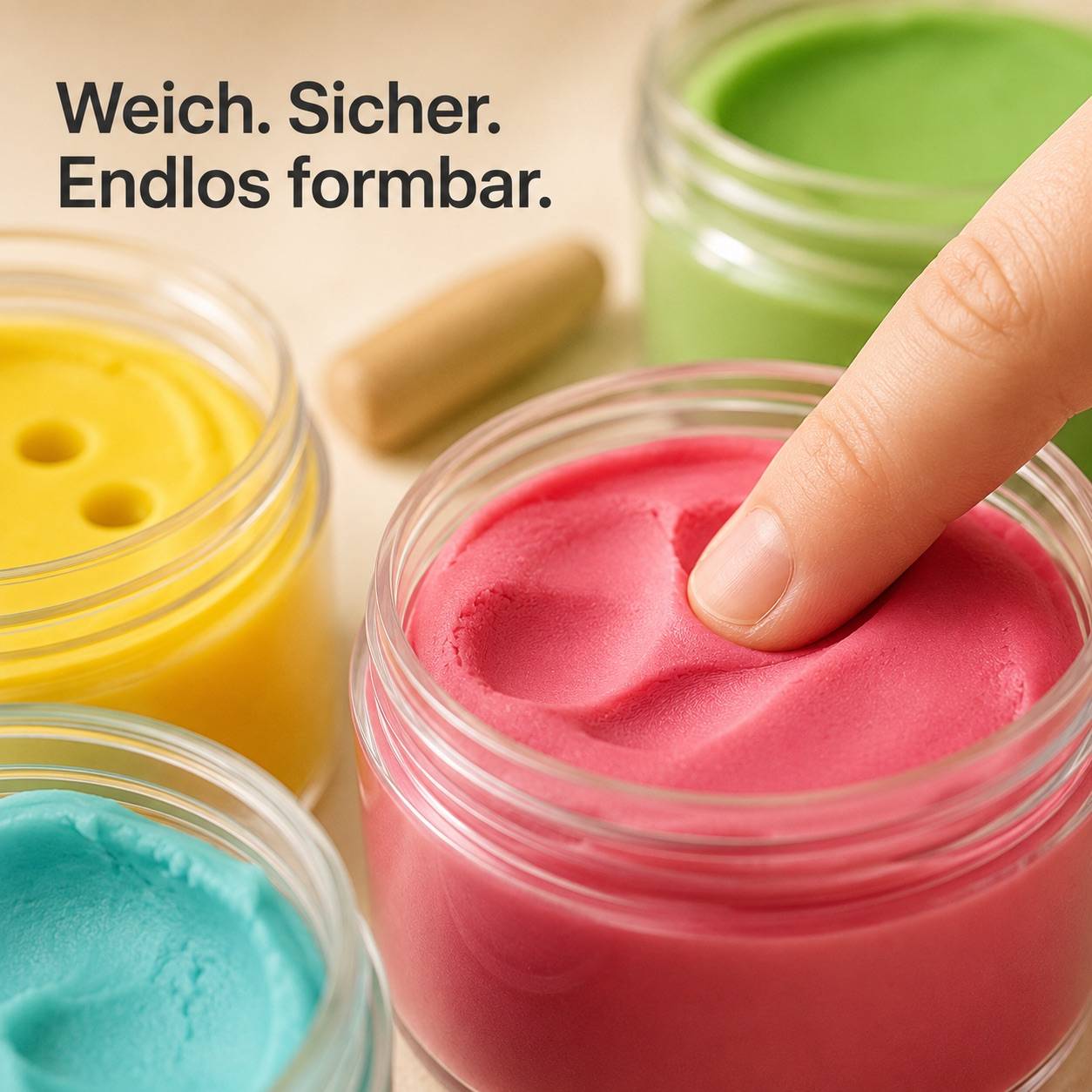 Makroaufnahme der weichen KNETÄ Knetmasse mit glatter Textur und kleinen Fingerabdrücken