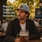  Mann trägt HB Hofbräuhaus Snapback Cap von Bavarian Caps im Münchner Biergarten – Bayern Lifestyle