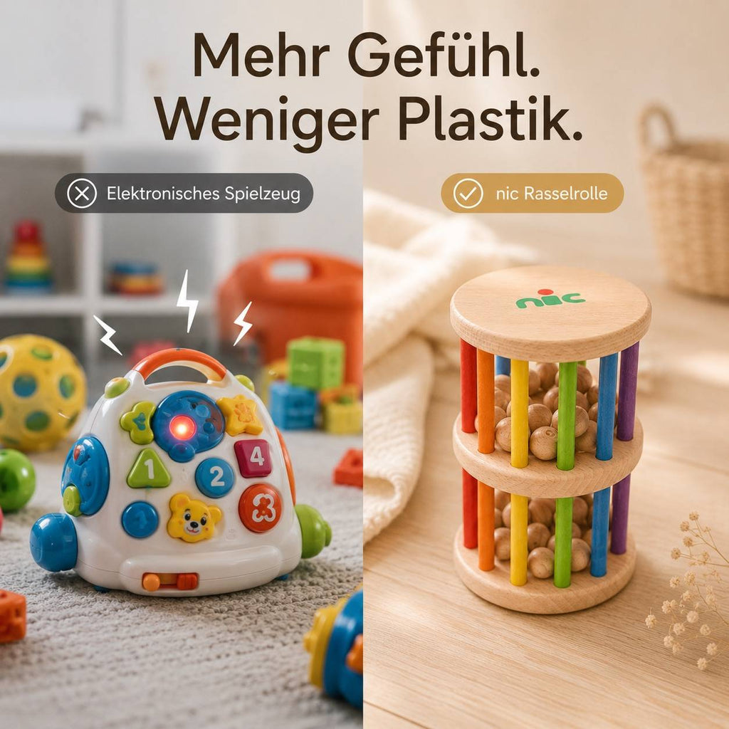 Vergleich zwischen der nic Rasselrolle aus Holz und buntem elektronischem Plastikspielzeug für Babys