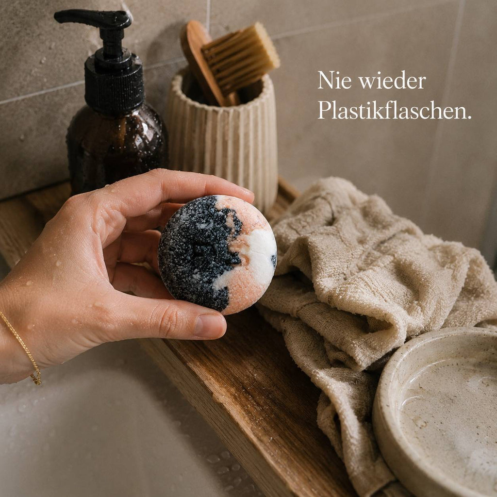 Festes Shampoo von Pure Soul in modernem minimalistischen Badezimmer mit natürlichen Materialien