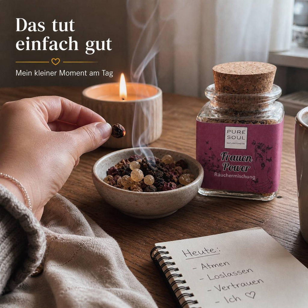 Frauen Power Räuchermischung in einem natürlichen Ritual-Setup mit sanftem Rauch und Kerzenlicht für Meditation und Entspannung