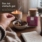 Frauen Power Räuchermischung in einem natürlichen Ritual-Setup mit sanftem Rauch und Kerzenlicht für Meditation und Entspannung