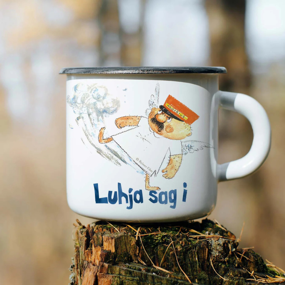 Die Engel Aloisius Emaille-Tasse verbindet bayerischen Humor mit zeitlosem Design.  Hauptbild