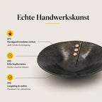 Handgeschmiedete Eisenschale mit sichtbarer Struktur, Bruchkante und Kupfernieten als hochwertige Detailansicht