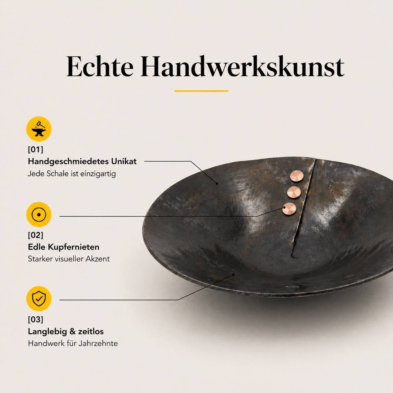Handgeschmiedete Eisenschale mit sichtbarer Struktur, Bruchkante und Kupfernieten als hochwertige Detailansicht